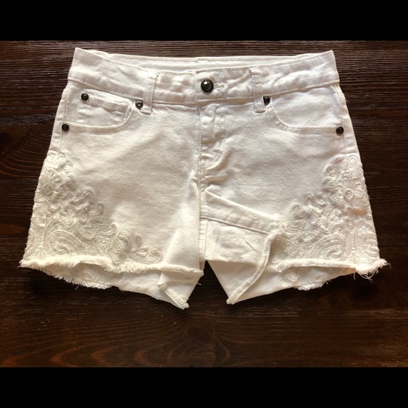 Cache White Jean Shorts with Embroidery - Picture 6 of 13
